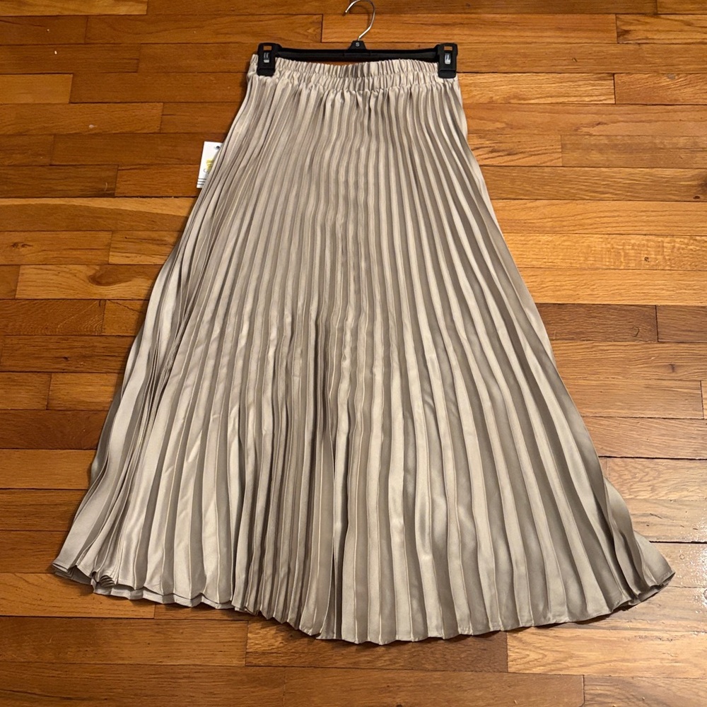 Shimmering Ophelia Roe Gold Pleated Skirt - Event, Holiday - NWT, size small